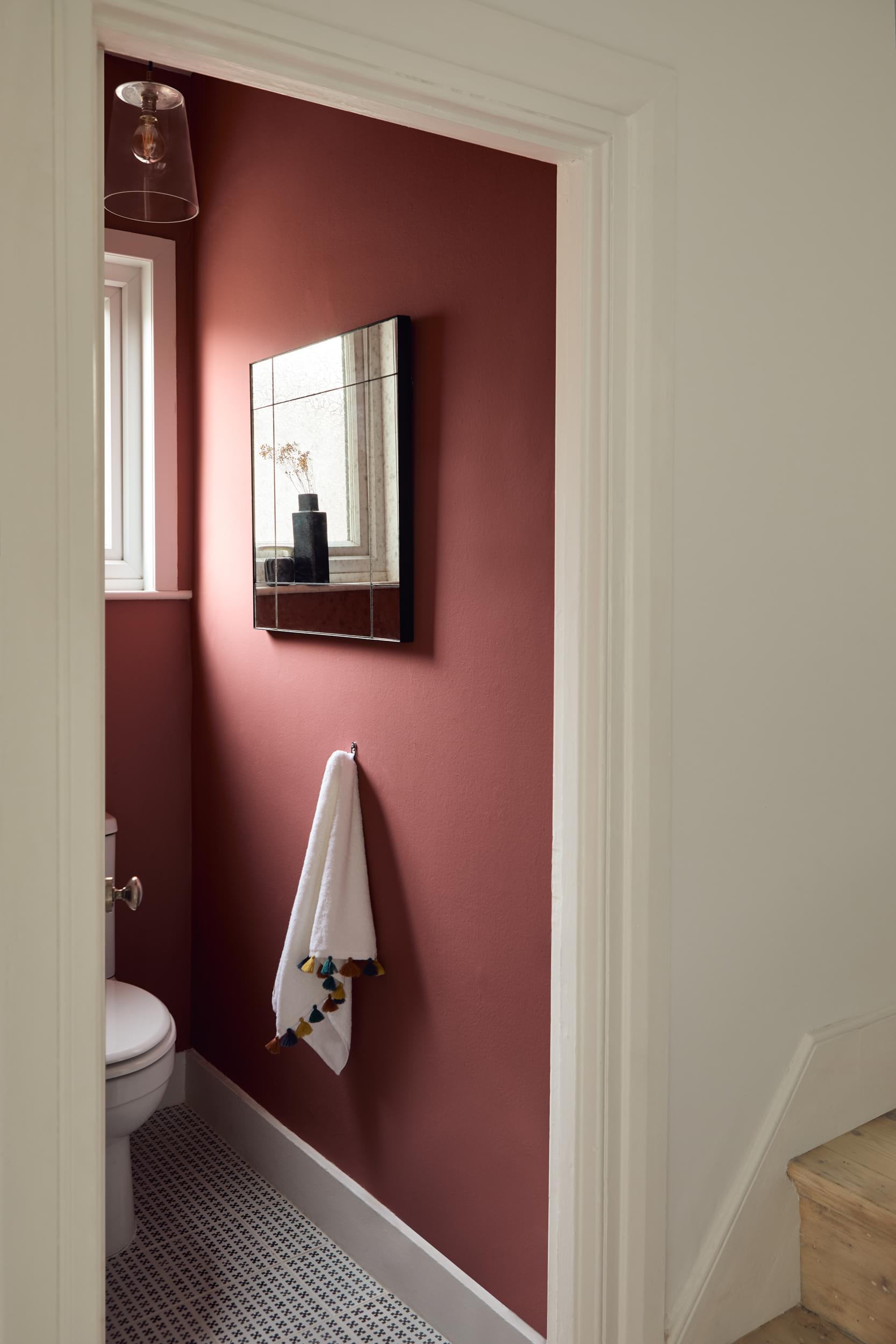 Covent Garden Floral™ No.270 (Walls)_Maugham White™ No.2_(Foreground Walls)_Mylands_Bathroom_Portrait_1 - Large.jpg__PID:6648d9e0-b70d-467f-8f19-38b435c95f1f