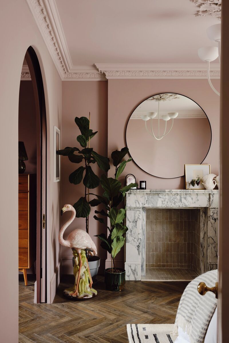 Laura Sawyer_The South Wing_Bedroom_Pale Lilac No.246 (Walls); Bespoke (Ceiling) - Newsletter and web.jpg__PID:49e8e570-8708-4587-8a18-c857e66e340f