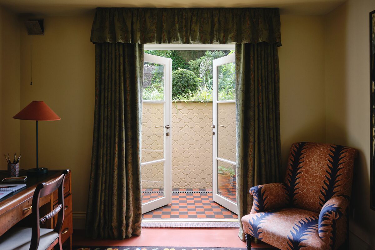 Mylands_Beata Heuman_BH Home_10. Guest Bedroom 3_No.21 Butter (Walls, ceiling and woodwork) No.18 Henna (Floors) No.7 London Brick (Garden Wall) No.4 Bone (Doors out to garden - Newsletter and web landsca.jpg__PID:ff813f12-13d8-49aa-bcbf-761aea57d837